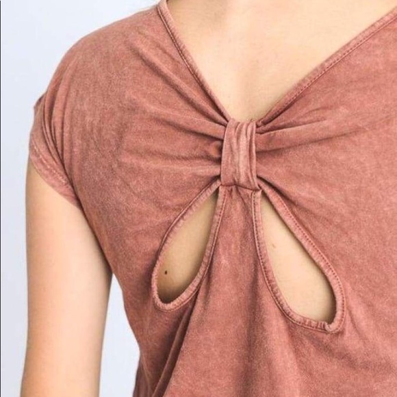 Last 1! 💛Adorable💛butterfly tie back shirt - Picture 2 of 4